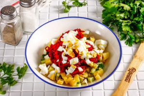 Холодный борщ из маринованной свеклы с колбасой