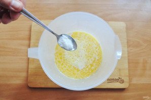 Дрожжевые рогалики с вишней