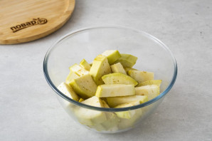 Азиатский салат с баклажанами и помидорами