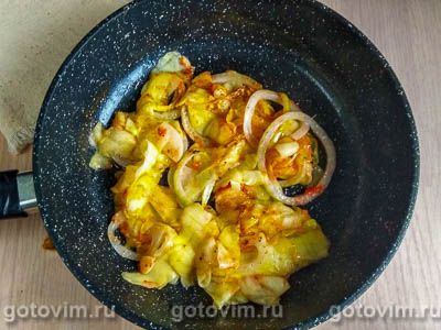 Куриные голени с овощной стружкой из кабачков