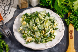 Салат с рукколой, яйцом и огурцом