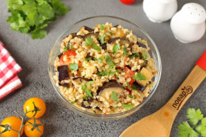 Салат с булгуром и баклажанами