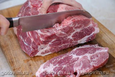 Стейки из свинины с чесноком и розмарином