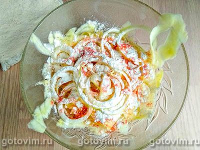 Куриные голени с овощной стружкой из кабачков