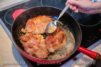 Стейки из свинины с чесноком и розмарином
