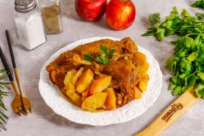 Утка с яблоками в казане