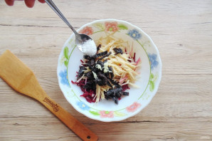 Салат из свеклы с черносливом и яблоками