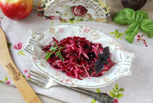 Салат из свеклы с черносливом и яблоками