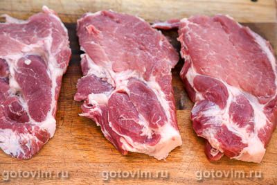 Отбивные из свиной шейки с картофелем, запеченные в томатом соусе 