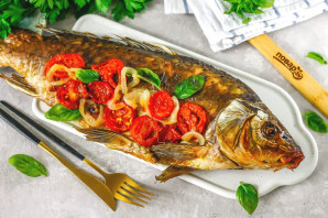Карп запеченный с помидорами и луком Карп запеченный с помидорами и луком