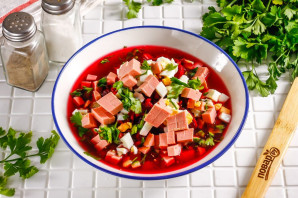 Холодный борщ из маринованной свеклы с колбасой