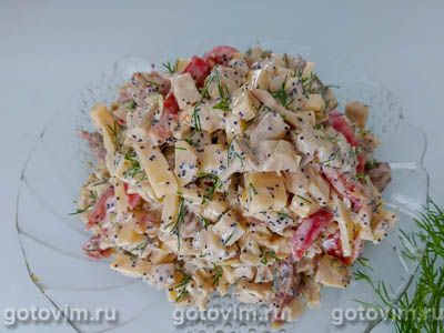 Салат из курицы с сыром, помидорами и маком