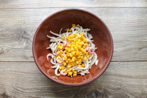 Салат с кальмарами, креветками и кукурузой