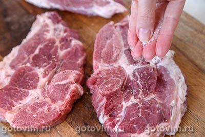 Стейки из свинины с чесноком и розмарином
