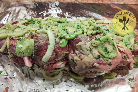 Баранина запеченная в духовке с киви