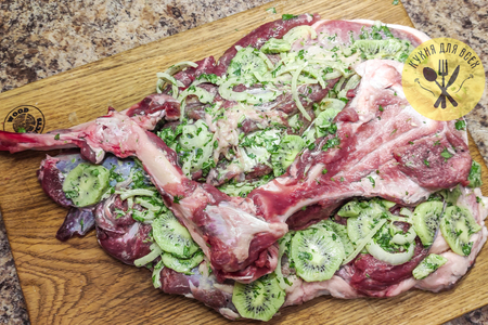 Баранина запеченная в духовке с киви