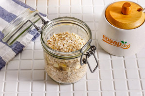 Ленивая овсянка с бананом