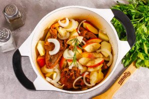 Утка с яблоками в казане