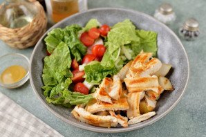 Салат с куриной грудкой и грушей