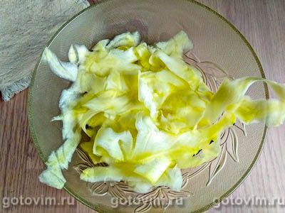 Куриные голени с овощной стружкой из кабачков