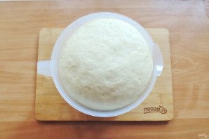 Дрожжевые рогалики с вишней