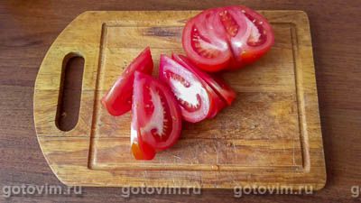 Тыква, запеченная в духовке кусочками с помидорами, беконом и вином 