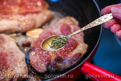 Стейки из свинины с чесноком и розмарином