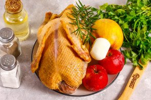 Утка с яблоками в казане