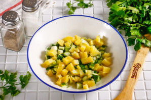 Холодный борщ из маринованной свеклы с колбасой