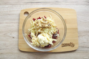 Салат из свеклы с яблоком и орехами