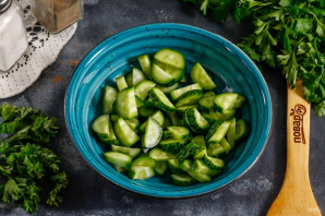 Салат с рукколой, яйцом и огурцом