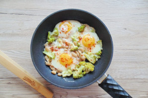 Яичница с брокколи и фасолью