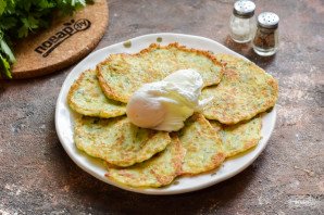 Оладьи из кабачков с яйцом пашот
