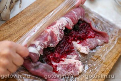Рулет из свинины со свеклой и черносливом в беконе Рулет из свинины со свеклой и черносливом в беконе