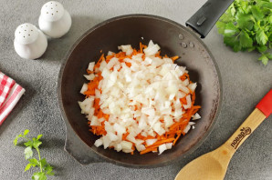 Щи с солеными огурцами и свежей капустой Щи с солеными огурцами и свежей капустой