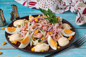 Салат с кальмарами, креветками и кукурузой