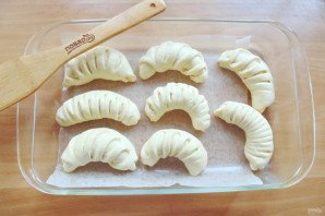 Дрожжевые рогалики с вишней