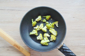 Яичница с брокколи и фасолью