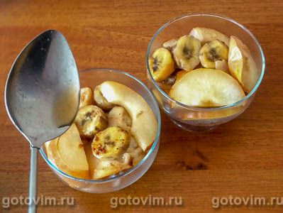 Десерт из запеченных с ромом фруктов