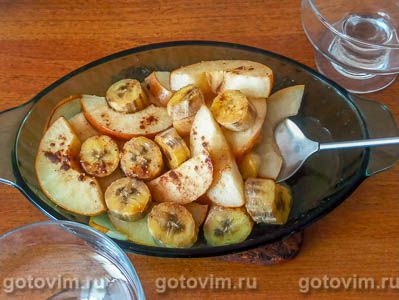 Десерт из запеченных с ромом фруктов