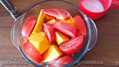 Тыква, запеченная в духовке кусочками с помидорами, беконом и вином 