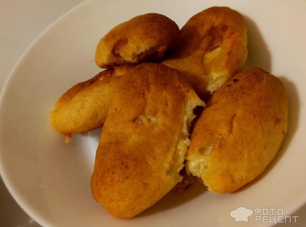 Рецепт: Булочки с сосисками - На скорую руку, для школьного завтрака, из творожного теста.