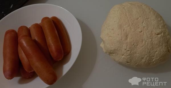 Рецепт: Булочки с сосисками - На скорую руку, для школьного завтрака, из творожного теста.