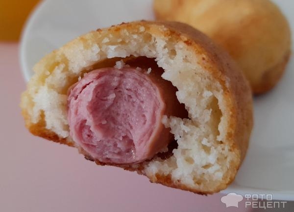 Рецепт: Булочки с сосисками - На скорую руку, для школьного завтрака, из творожного теста.