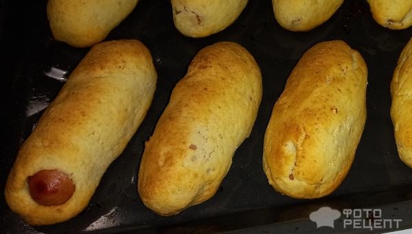 Рецепт: Булочки с сосисками - На скорую руку, для школьного завтрака, из творожного теста.