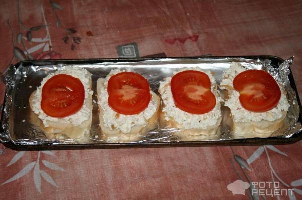 Рецепт: Горячие бутерброды в ростере - с творогом и помидором Рецепт: Горячие бутерброды в ростере - с творогом и помидором