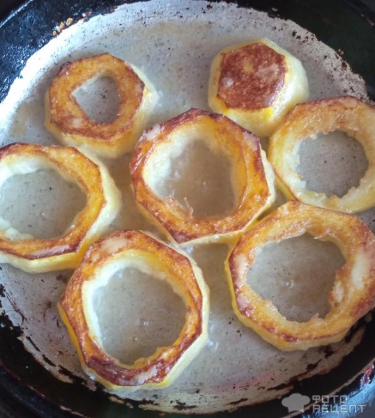 Рецепт: Кабачки жареные с яйцом - панированные в муке