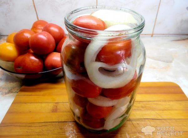Рецепт: Консервированные помидоры - с луком