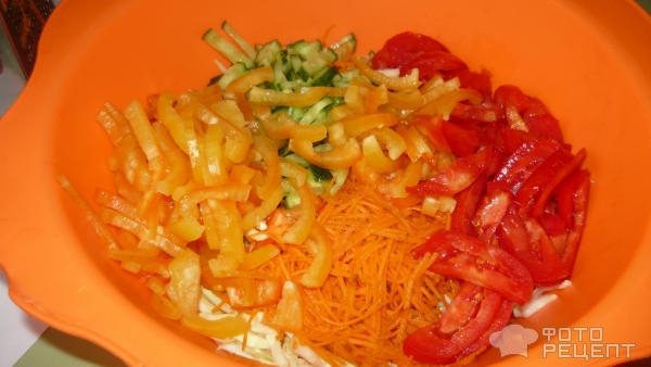 Рецепт: Овощной салат с капустой "Красавица" - Простой и нарядный