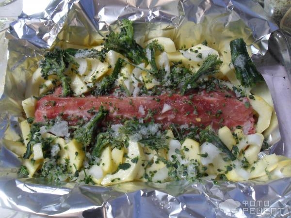 Рецепт: Свиные ребрышки с овощами запеченные в фольге - в фольге, с кабачком, лучком и брокколи